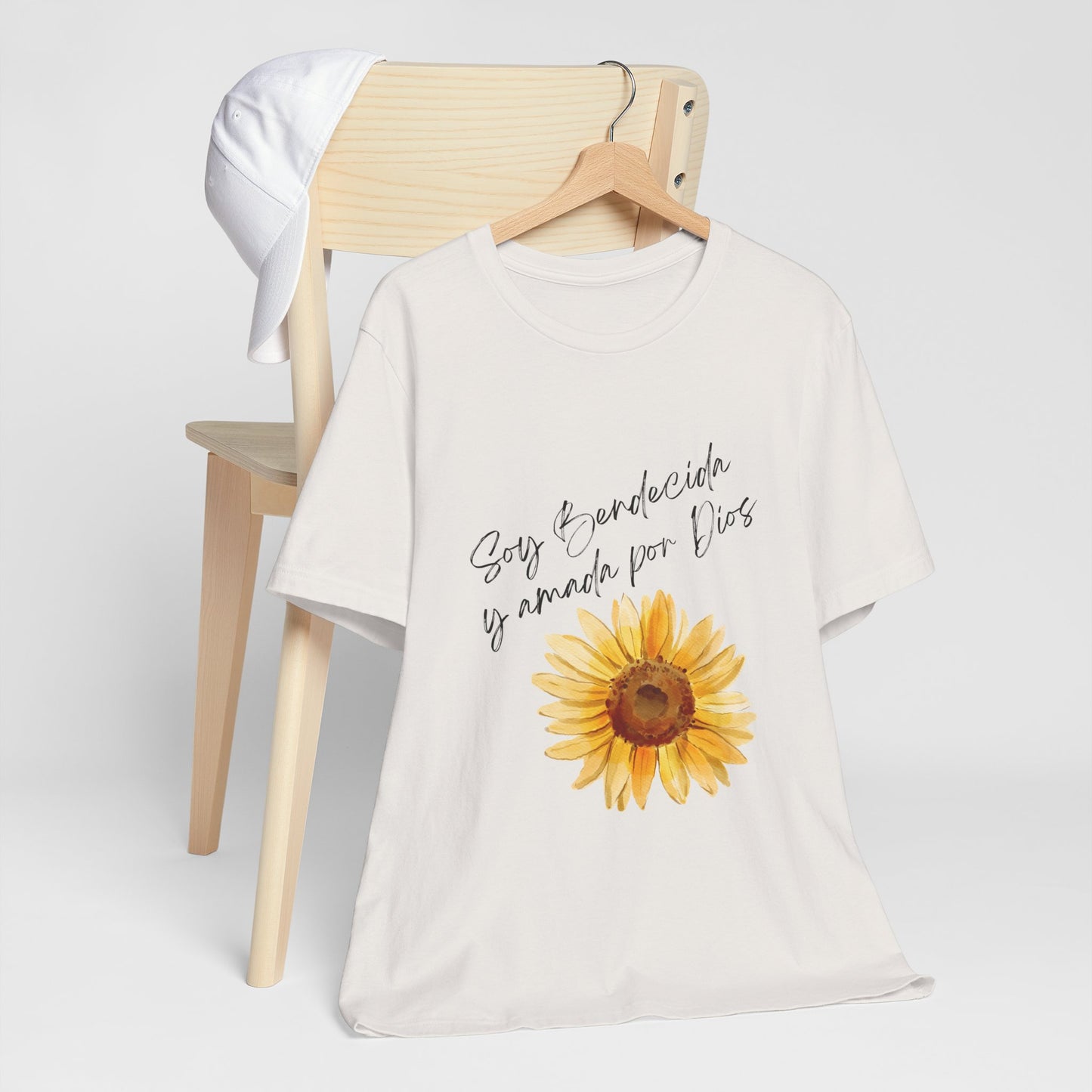 Soy Bendecida y amada por Dios - Unisex Short Sleeve Tee