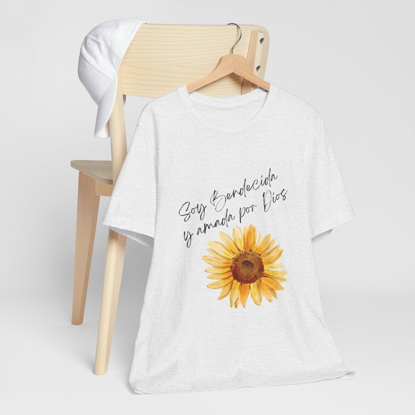 Soy Bendecida y amada por Dios - Unisex Short Sleeve Tee