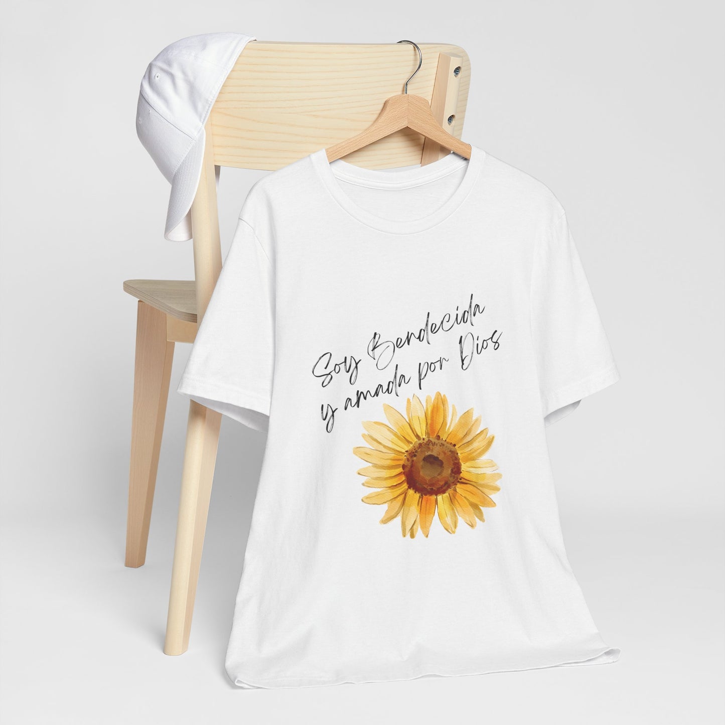 Soy Bendecida y amada por Dios - Unisex Short Sleeve Tee
