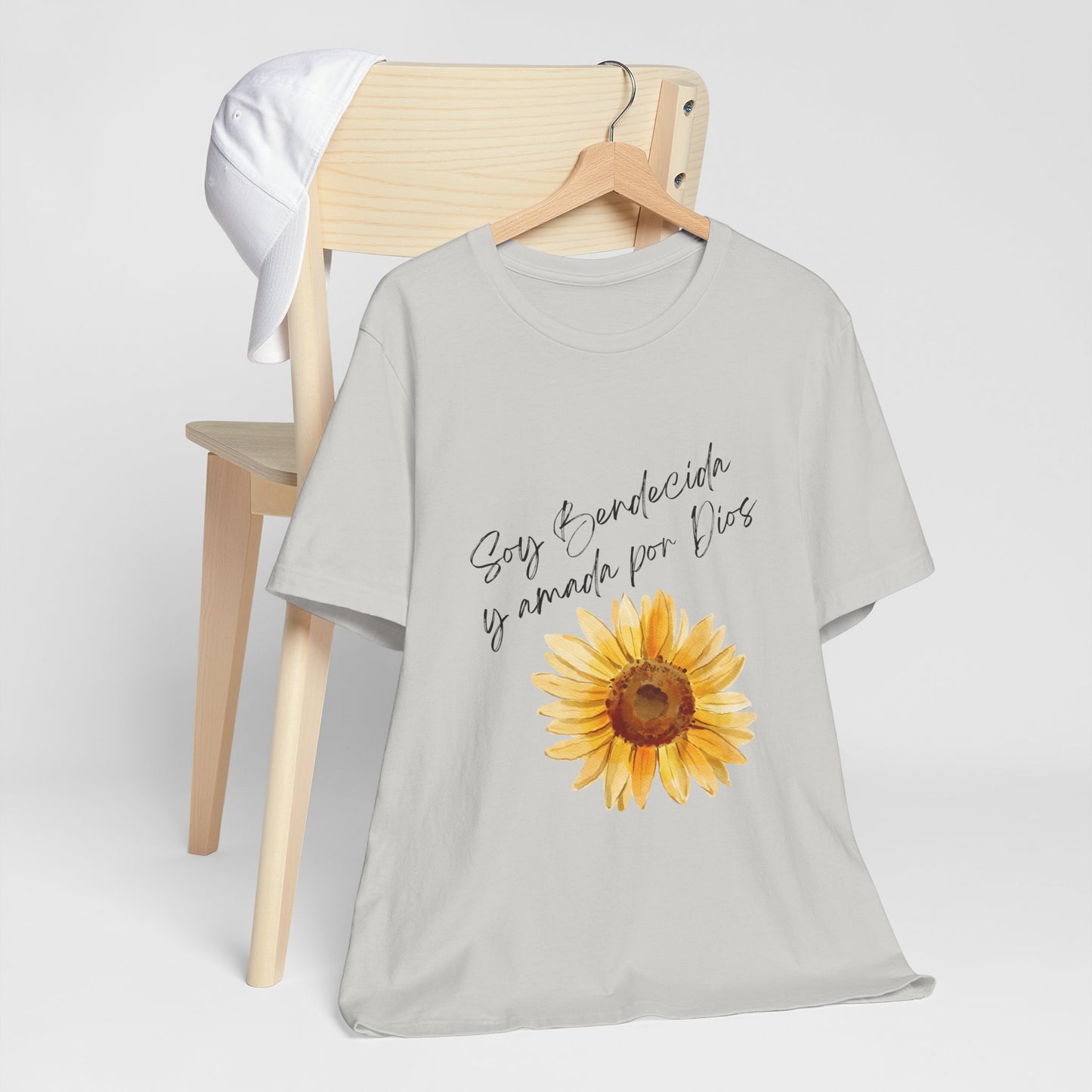 Soy Bendecida y amada por Dios - Unisex Short Sleeve Tee