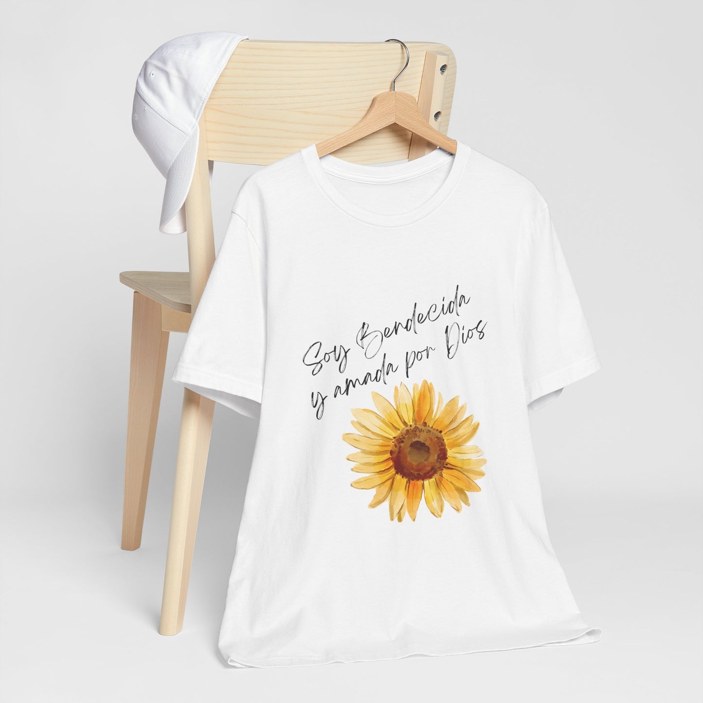 Soy Bendecida y amada por Dios - Unisex Short Sleeve Tee